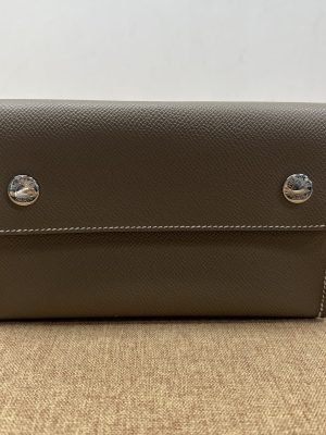 99% New HERMES Snap, Etoupe, W Stamp